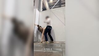 행사장 뒷 부스에서 이러고 있는 와이프 ㅋ