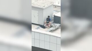 건물 옥상에서 숨어서. 떡치는 어린것들