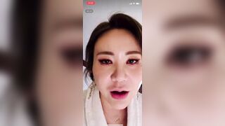 실시간 라인으로 떡방 송출하는 아지매 korean bj