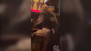 펍에서 대놓고 떡치는 꼭지돈 커플