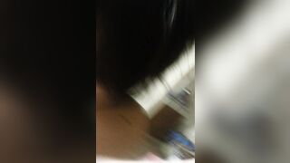 애교 가득한 눈빛을 발사하는 의젖녀