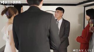웨딩 촬영하는 신혼 커플 china