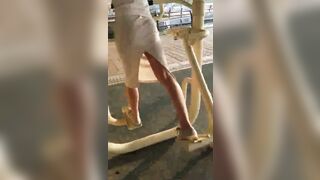걷기 운동하는 여자 다리사이로 카메라 넣어서 업스