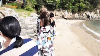 바다에 던져져서 가슴 노출