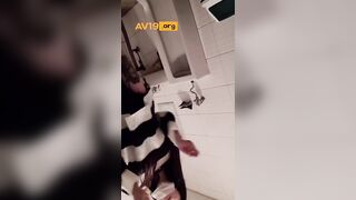 화장실간단시리즈다리-허벅지 문신녀