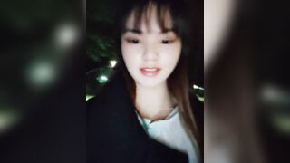 가슴을 밖에 내놓고 있는 처녀