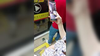 지하철 위에서 젓가슴 훔쳐보기