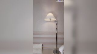 은근한 보지노출 노인네 발기 시키는년
