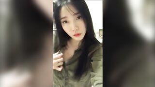 질질싸는 보지 노골적으로 보여주면서 자위