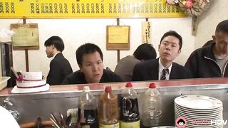 주방 뒤에서 요리사 에게 당하는 소녀 메리 하야카와