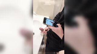 아름다운 소녀가 몰래 셀카를 찍는다