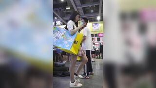 【xxn-230】制服jk小姐姐和同伴逛街..黑色过膝袜配白内前后拍[某房原版] ipcam 3