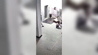 모르는 사람 등에 정액싸고 도망가기 실패