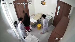【 破解摄像头】正规妇科检查手术 痛到面部扭曲爬不起来 china ipcam (1)