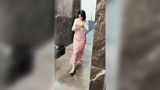 12月に流出❤️【高級トイレ写真】BMW高級グループ：女性用トイレでサラウンドライトをつけた高級美女たちの隠し撮り写真 ipcam (33)