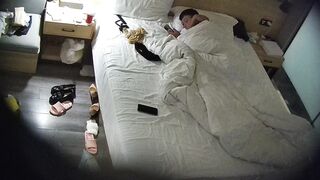 10-19 ホテル HD 隠しカメラ映像 ❤️ 最高級のコントラストの雌犬、メガネをかけた後輩の女の子が熟練した小娘のように彼氏にトレーニングされ ipcam (19)