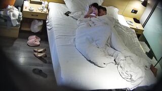 10-19 ホテル HD 隠しカメラ映像 ❤️ 最高級のコントラストの雌犬、メガネをかけた後輩の女の子が熟練した小娘のように彼氏にトレーニングされ ipcam (26)