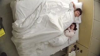 1-10 ホテルの隠しカメラ映像流出❤️ 優秀な学生カップル：メガネをかけた女の子が彼氏のオナニーを手伝い、彼氏は彼女の肛門を引っ張って調べ china ipcam (1)