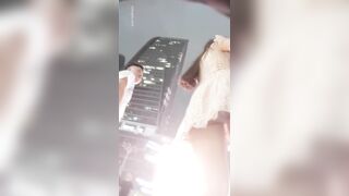226 - 真っ白なロングドレス、上品な若い女性、ライトブルーのぴったりとしたランジェリー ipcam 2