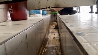 女性カメラマンが和式野外トイレを隠し撮り —— 画面いっぱいの排泄物（下痢編 #33） toilet 2 21