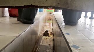 女性カメラマンが和式野外トイレを隠し撮り —— 画面いっぱいの排泄物（下痢編 #33） toilet 2 24
