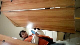 ショッピングモールの女性用トイレで女性が排尿する様子を捉えた高画質動画が新たに流出した。ダウンジャケットを着た2人の女性が、完全にしゃがみ toilet 03-180426