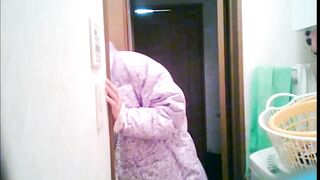 大学の「クズ女」が親友を裏切る：ルームメイト盗撮（第4部） — 賃貸アパートの女子たち：一緒のシャワー／「恋人たちの入浴」 toilet 3 05-190426