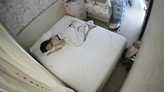 【ハッキングされたカメラ】性欲が非常に強い若い女性が長時間にわたって頻繁に自慰行為を行う。 ipcam 11-200426