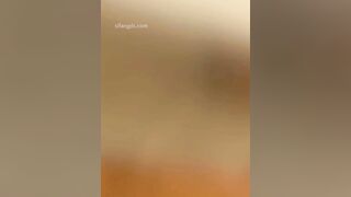 最新の流出トイレカメラ映像には、オフィスビルの女性用トイレに忍び込むマスターが映っている❤️ 黒い革靴、毛皮のコート、眼鏡をかけた女の子をフ toilet 02-200426
