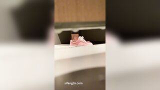 【独占先行公開】オフの素顔＆トイレ自撮り（Vol.4） toilet 1 01-210426