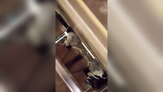 新たに流出した写真❤️ BMWの男、トイレ写真の達人がナイトクラブの女性用トイレに忍び込み、フラッシュを使って数人の美しい女性のプライベート toilet (4)
