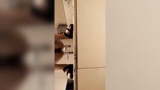 トイレ盗撮：美女モデルの排尿シーン [オリジナル版] toilet 01-010526