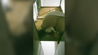 新たに流出した製粉工場のトイレの写真❤️ 「シティ・オブ・ゴッド」シリーズのトイレのパノラマビュー。1つのフレームに複数の人が写っており toilet 31-030526