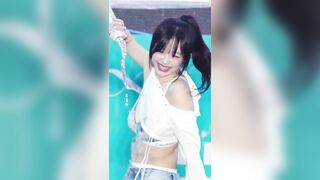 (한국야동) 춤추며 자신의 몸에 물뿌리는 시그니처 지원 하이라이트 korean porn vip