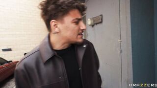 Barber Abigaiil Morris Satisfies Her Customer OnlyFans