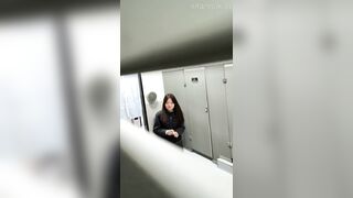 【便器下からの盗撮アングル】ご主人様による自撮り：無理やり広げられた、若く締まったマンコの接写映像――愛液の掻き出し、排便の盗撮 toilet 1 01-160526