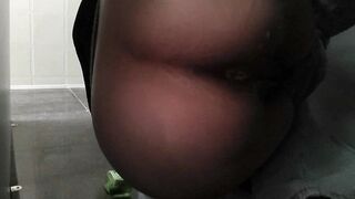 【便器下からの盗撮アングル】ご主人様による自撮り：無理やり広げられた、若く締まったマンコの接写映像――愛液の掻き出し、排便の盗撮 toilet 1 04-160526