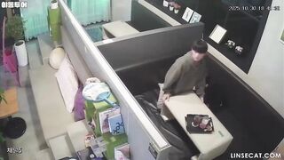 [신작] 만화책 카페에서 두 커플이 성관계를 갖다가 발각됐다. 호르몬과 억제할 수 없는 욕정에 휩싸인 20대들은 공공장소에서 사랑을 나누기로 korean porn vip ipcam