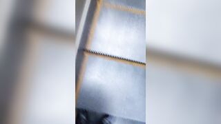 けしからん エスカレーターで盗撮を警戒して最後尾に乗るような娘には悪戯part 17 携帯用 縦動画 voyeur jp