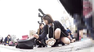 顔出しjk48 夢の国22お城前座りから追いかけて 無理やり写真撮ってあげながら逆さ撮り 声かけ voyeur jp